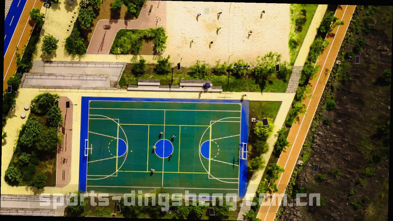 夜间球场看台灯光与观众席视角的纪实抓拍，人物不可辨识