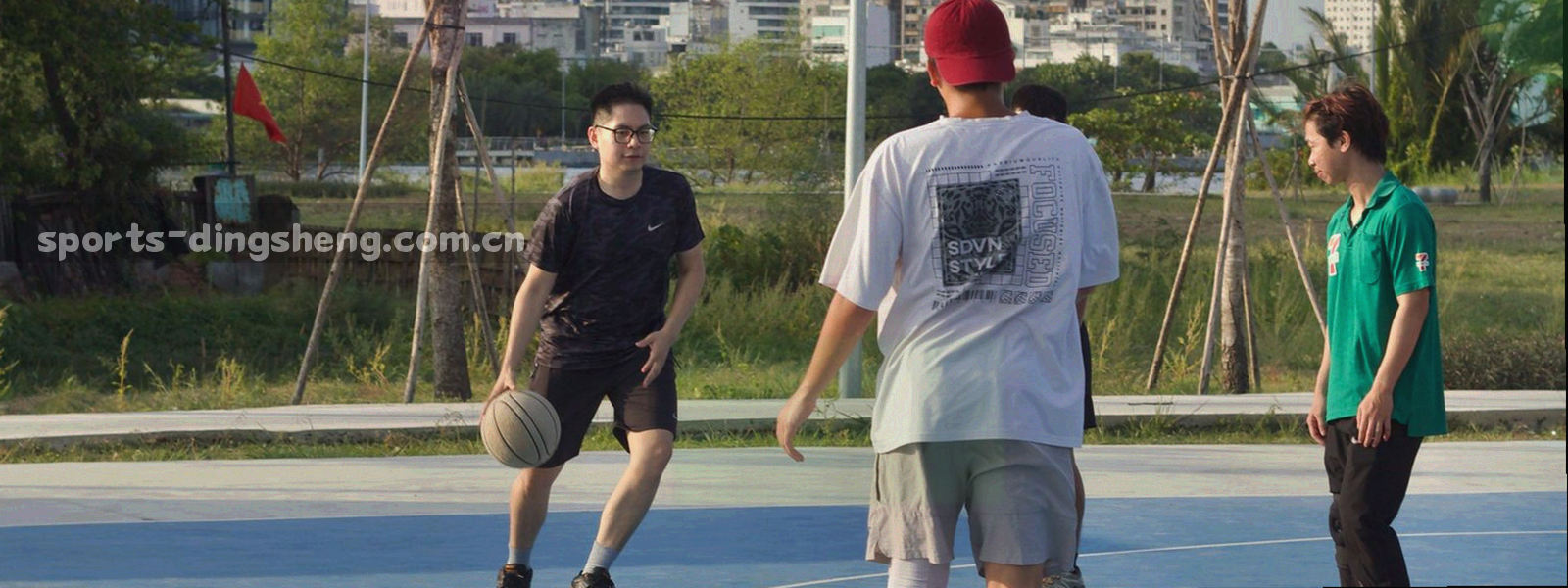 夜场看台灯光横扫空看台的长横幅抓拍